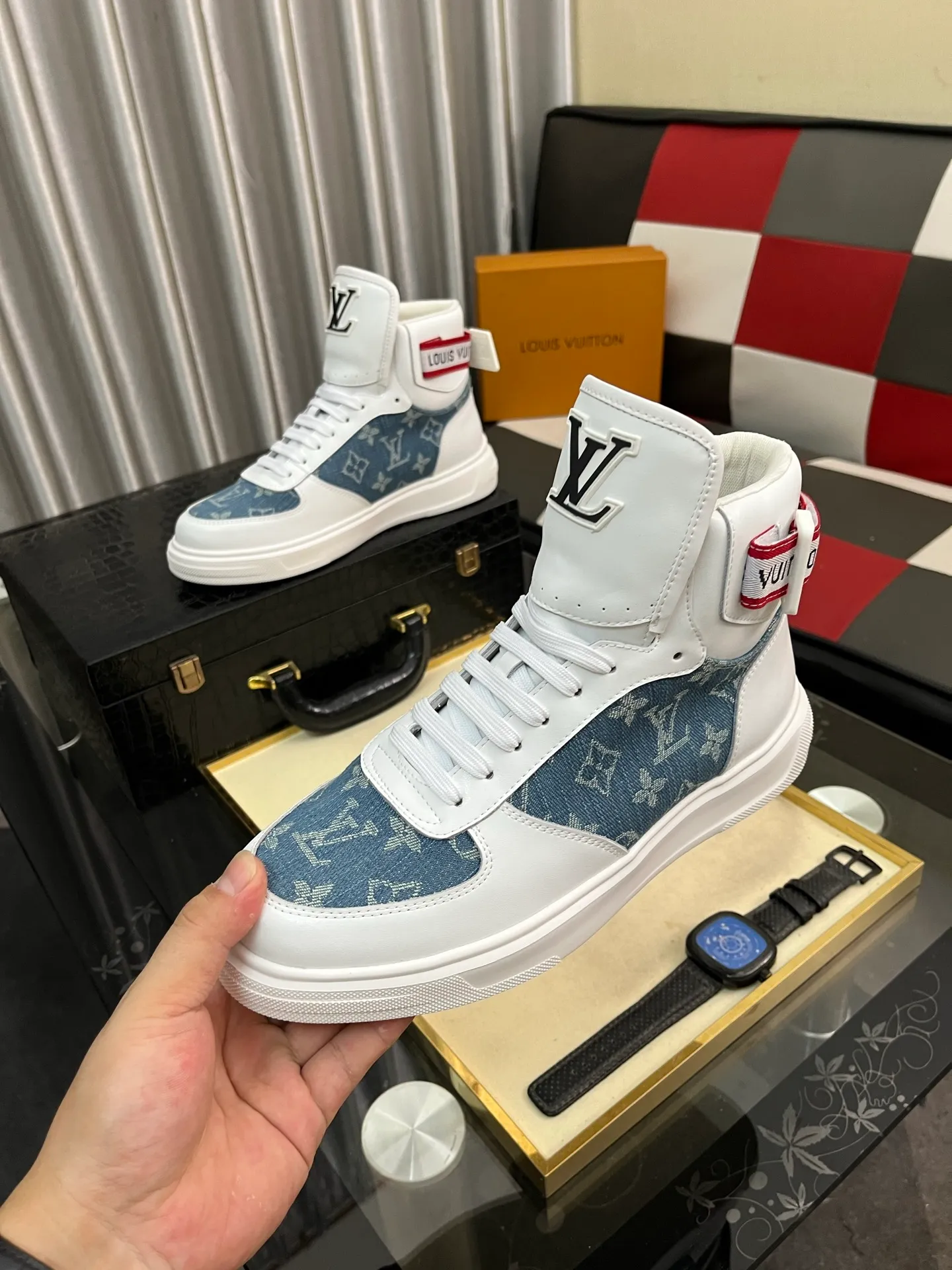 Men's shoes💰440⌚️⌚️"LOUI* VUITTO*" popular men's casual shoes, genuine Italian development💯purchasing level quality✔️The upper is made of first-layer cowhide, comfortable and soft sheepskin feet⚡️Fashionable and versatile. The toe last shape is firm and full, and the soles are made from LV original molds and can be moved in and out of the counter at will. Light and comfortable on the foot~purely handmade, details determine quality! Size:38-442️⃣Colors available